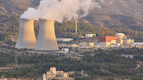 Spain vows to phase out nuclear power by 2035