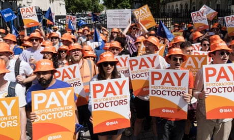 No 10 ‘determined to bring strikes to end’ after report says junior doctors to be offered pay rise worth 20% – UK politics live